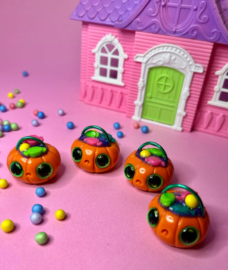 Treat Bucket Worry Wart