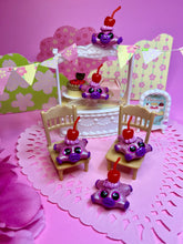 将图片加载到图库查看器，Pink Party Platypus Worry Wart