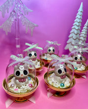 Carica l'immagine nel visualizzatore di Gallery, Snow Kitty Dome Worry Wart