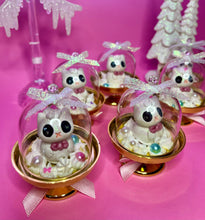 Carica l'immagine nel visualizzatore di Gallery, Snow Kitty Dome Worry Wart